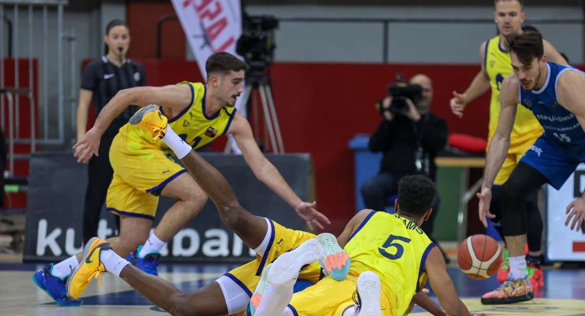Guillem Ferrando y Adams Sola pelean una bola ante Gipuzkoa Basket.