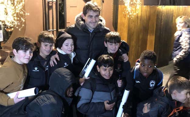 Casillas ha posado así de feliz con un grupo de jóvenes seguidores.  Relevo