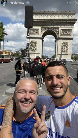 Joselu, en París para animar al Real Madrid en la final de la Champions de 2022.  INSTAGRAM