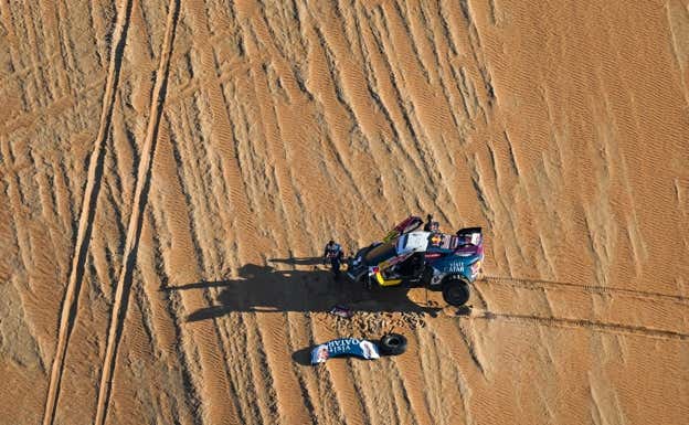 Nasser Al Attiyah y Mathieu Baumel, esperando al camión de asistencia en el Rally Dakar 2024.  A.S.O./E.Vargiolu/DPPI