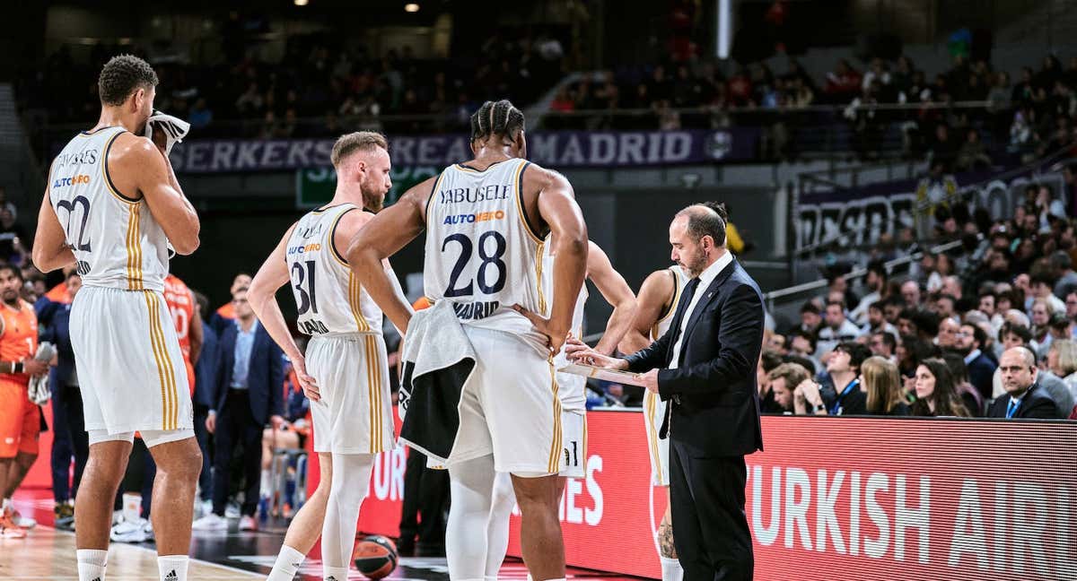 Chus Mateo da explicaciones a sus jugadores durante el partido de Valencia Basket.