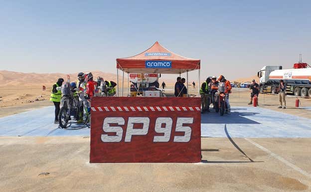 Repostaje en la especial 48h Chrono del Rally Dakar 2024.  S. García