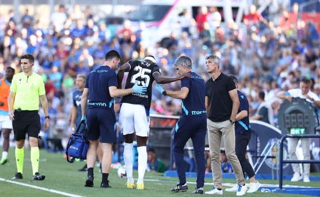 Sadiq Umar, abandona el verde del Coliseum de Getafe lesionado.  Afp