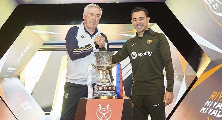 Ancelotti y Xavi, junto con el trofeo de la Supercopa.