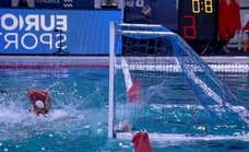 ¿Entró el balón en la jugada decisiva de la final del waterpolo? El reglamento es distinto al del fútbol