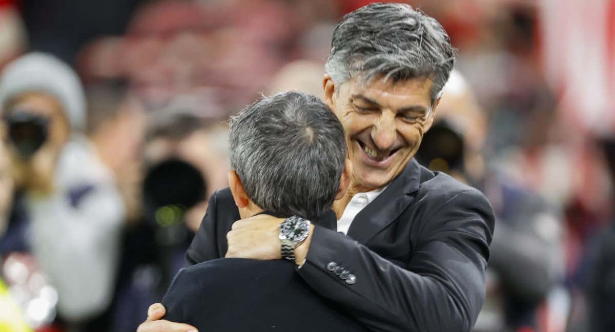 Imanol abraza a Valverde en el derbi vasco jugado en San Mamés./EFE