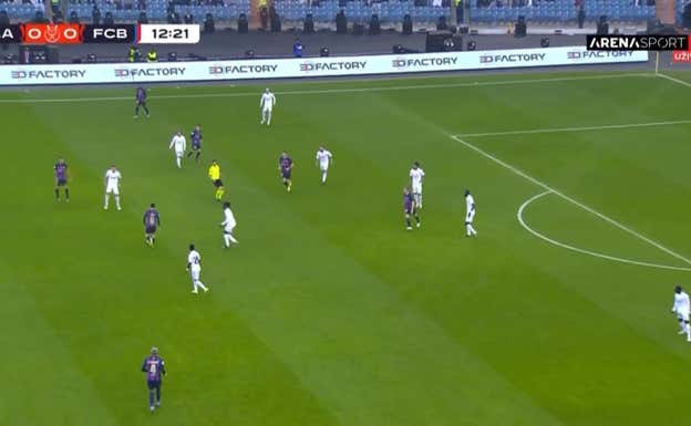 Pedri recibe rodeado de rivales.  WYSCOUT