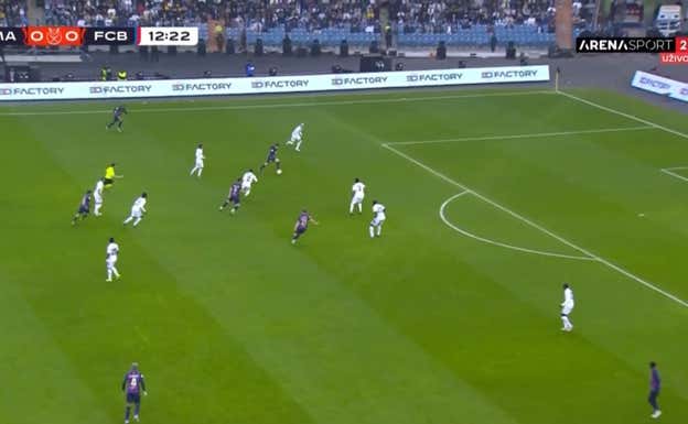 El pase de Pedri rompe la línea del centro del campo del Real Madrid y deja a Gavi en ventaja.  WYSCOUT