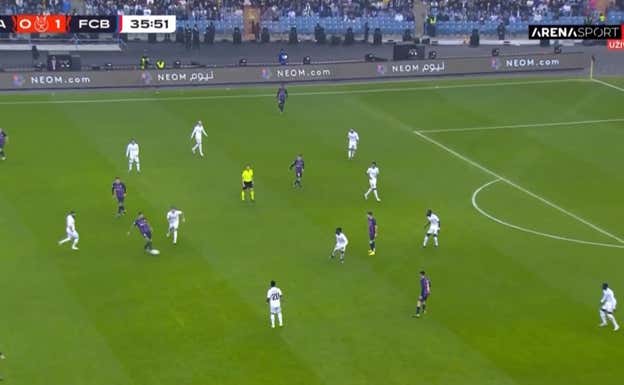 Pedri posicionado al costado de Camavinga, el mediocentro del Real Madrid, y delante de Mendy, que no puede ir al estar defendiendo a Dembélé.  WYSCOUT