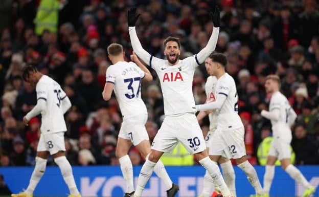 El uruguayo celebra el gol ante el United.  EFE