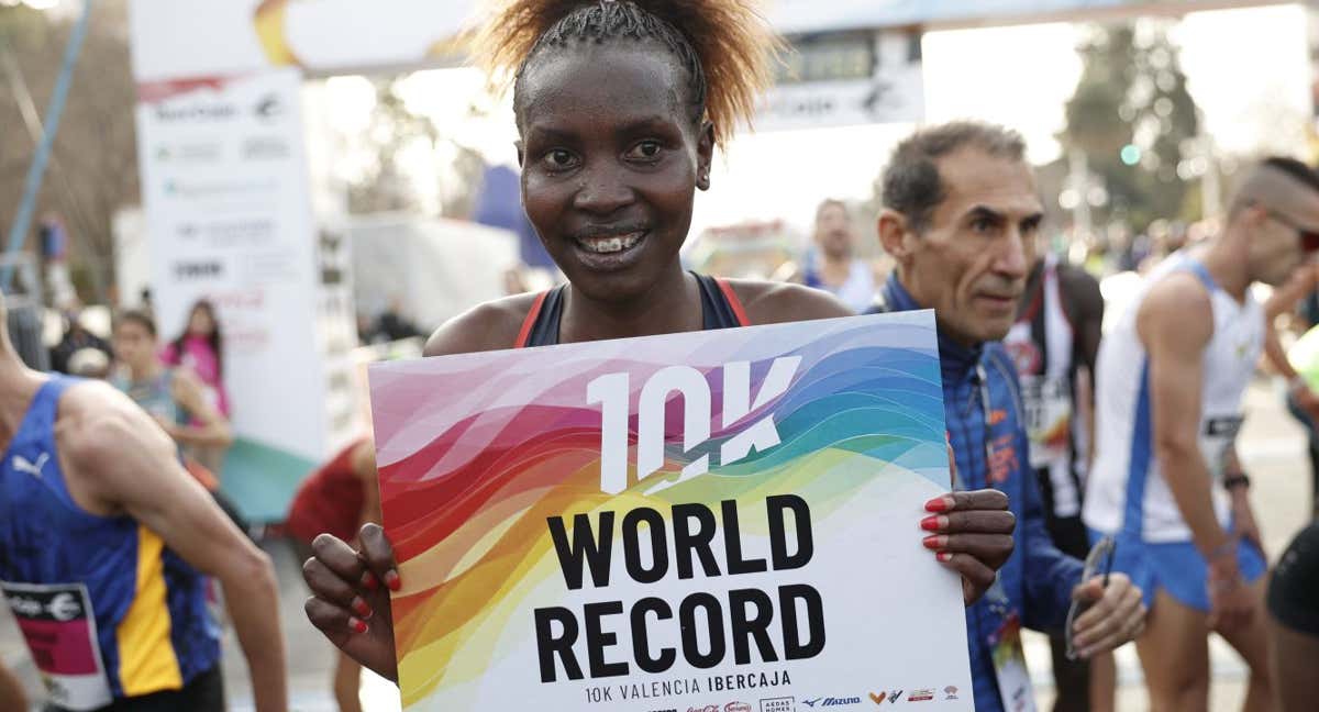 Agnes Jebet posa con el cartel del récord del mundo de 10K en Valencia./EFE