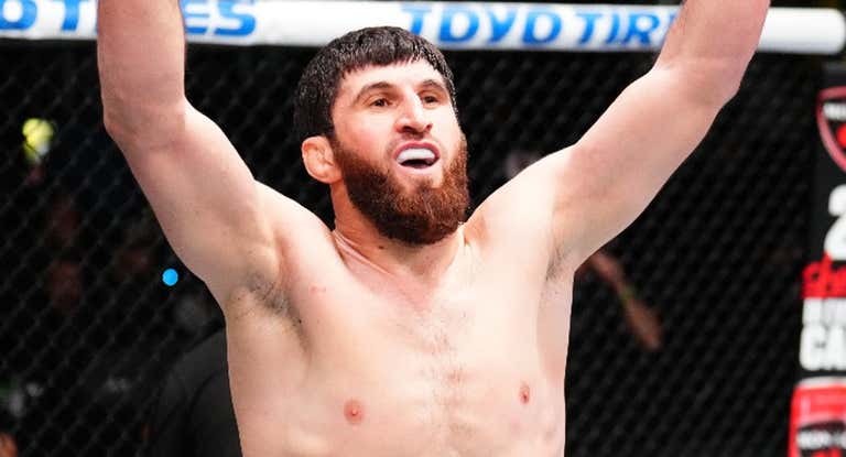 Magomed Ankalaev celebra su victoria sobre Johnny Walker en el UFC Las Vegas 84.
