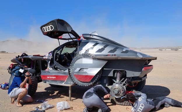 Mattias Ekström y Emil Bergkvist, intenta reparar su Audi en la etapa 7.  G. Robic/France TV