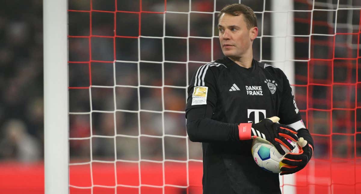 Manuel Neuer agarra el balón durante el último partido de Bundesliga entre FC Bayern y Hoffenheim.