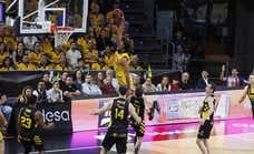 ¡La locura de Jabari Parker! Un mate de póster y un triple para dar la victoria al Barça