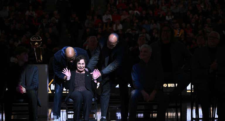 Momento en el que Ron Harper y Bill Wennington tratan de calmar a la viuda de Jerry Krause.