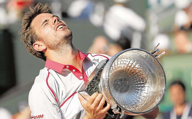 Stan Wawrinka, con la copa de campeón de Roland Garros en 2015.  EFE
