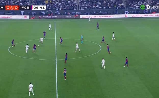 En la jugada del 1-0, el Barça defiende en 20 metros pero sin cuidar la zona más sensible del campo: entre líneas. Bellingham solo a la espalda del mediocentro y con los centrales reaccionando tarde.  WYSCOUT