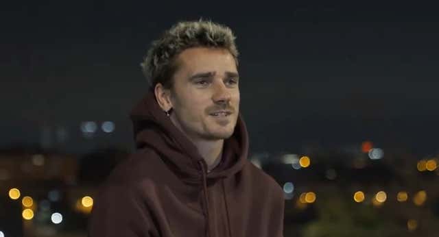 De noche, con Madrid de fondo y frente al Metropolitano: Griezmann mantiene una conversación con Luis Aragonés que ‘nunca’ pensó que iba a tener