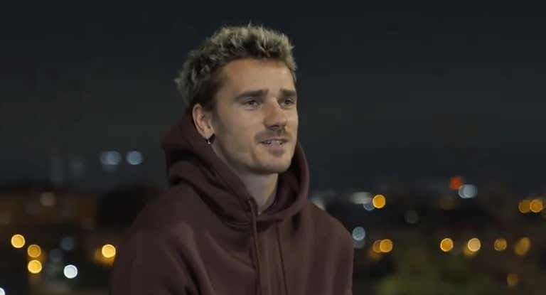 Griezmann delante de la estatua de Luis Aragonés.