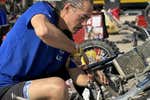 Un agujero en la pierna hasta el músculo; una moneda salvadora y decenas de reparaciones: así es el Dakar de Javi Vega