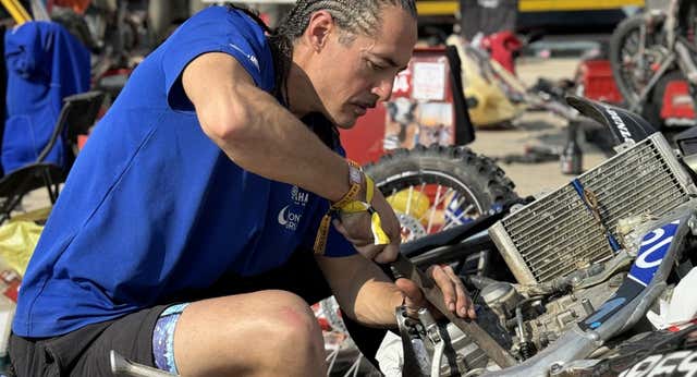 Un agujero en la pierna hasta el músculo; una moneda salvadora y decenas de reparaciones: así es el Dakar de Javi Vega