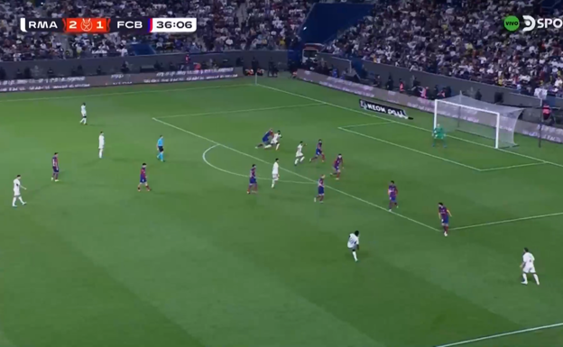 Tchouaméni centra solo y Vinícius ataca el segundo palo liberado, con Araújo por detrás.  WYSCOUT