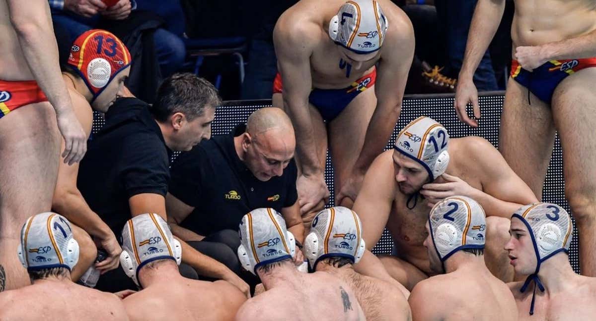 David Martín da instrucciones a sus jugadores. /EFE