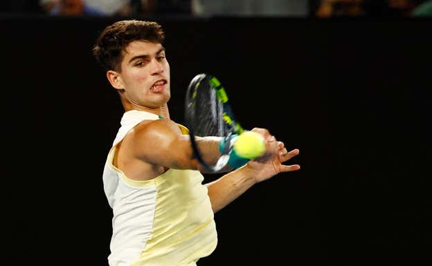 Alcaraz, en primera ronda del Open de Australia, con su camiseta sin mangas, amarillo limón por delante y blanca por detrás Reuters