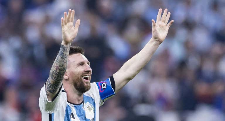 Leo Messi celebra el triunfo en el Mundial con Argentina.