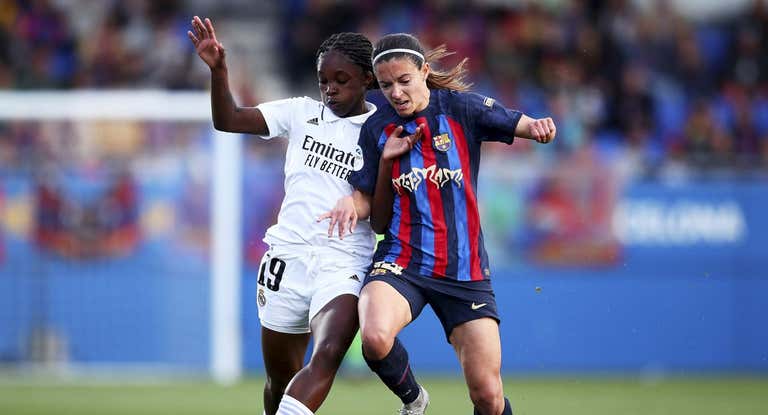 Linda Caicedo, del Real Madrid, y Aitana Bonmatí, del FC Barcelona femení, en un Clásico.