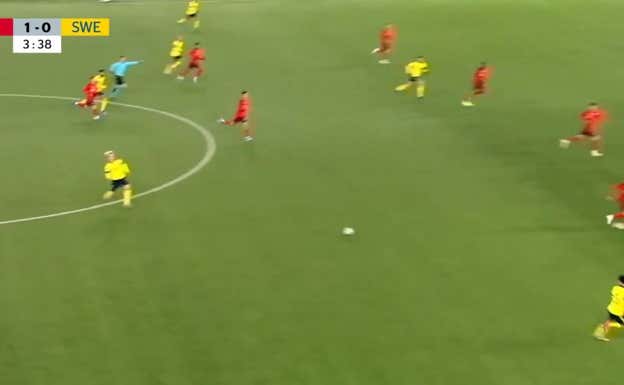 El sueco da continuidad a la jugada siguiendo con la pelota y abriendo hacia el extremo en ventaja.  WYSCOUT