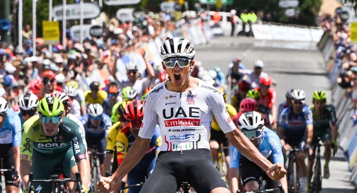 Isaac del Toro celebra su primera victoria con el UAE./AFP