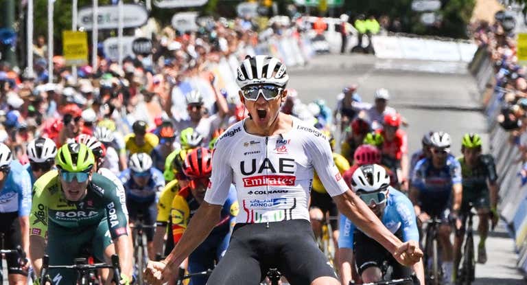 Isaac del Toro celebra su primera victoria con el UAE.