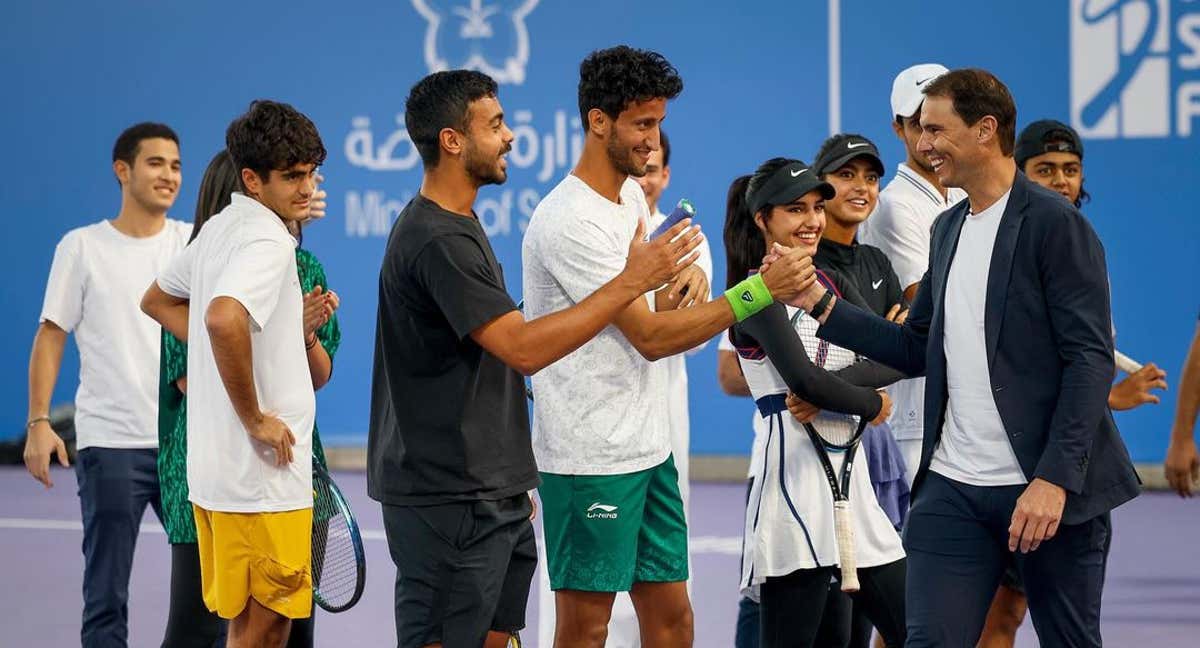 Rafael Nadal saluda a varios jugadores saudíes durante un acto en Riad. /Federación de Tenis de Arabia Saudí