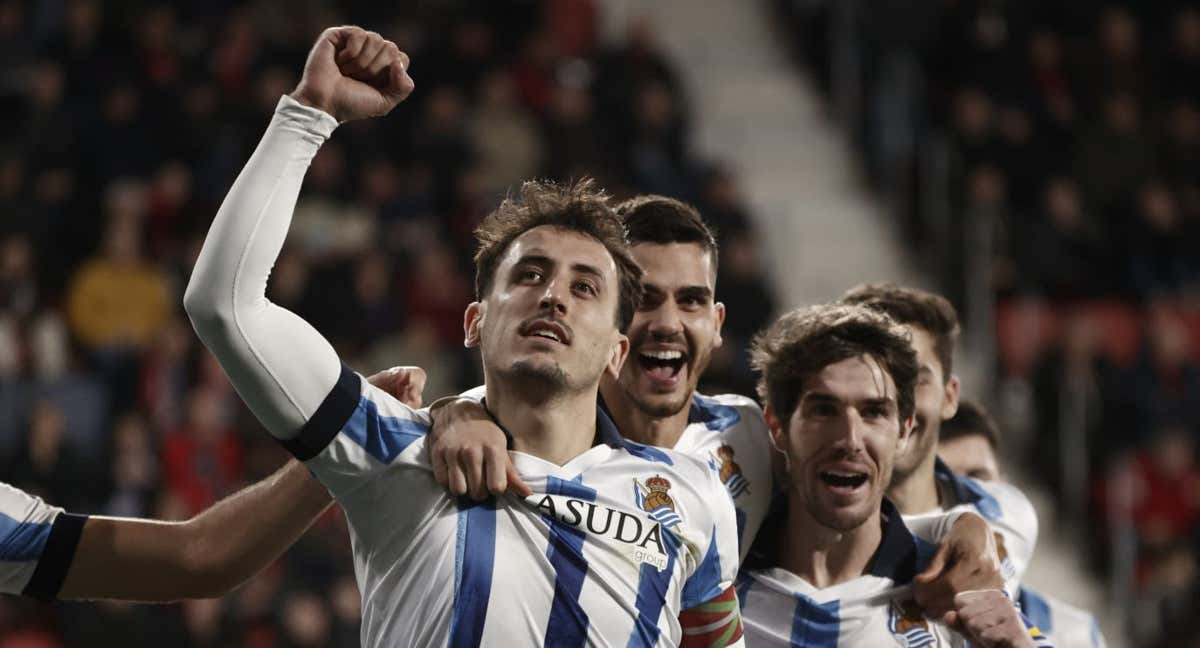 Oyarzabal celebra junto a André Silva y Aritz Elustondo el 0-1. /Efe