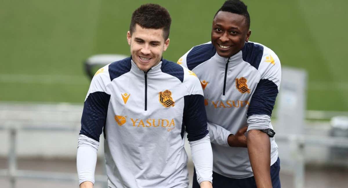 Un sonriente Sadiq Umar junto a Igor Zubeldia, se dirigen al campo de entrenamiento en Zubieta. /Real Sociedad