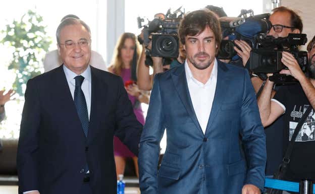 Florentino Pérez acompaña a Fernando Alonso a su llegada al antepalco del Bernabéu.