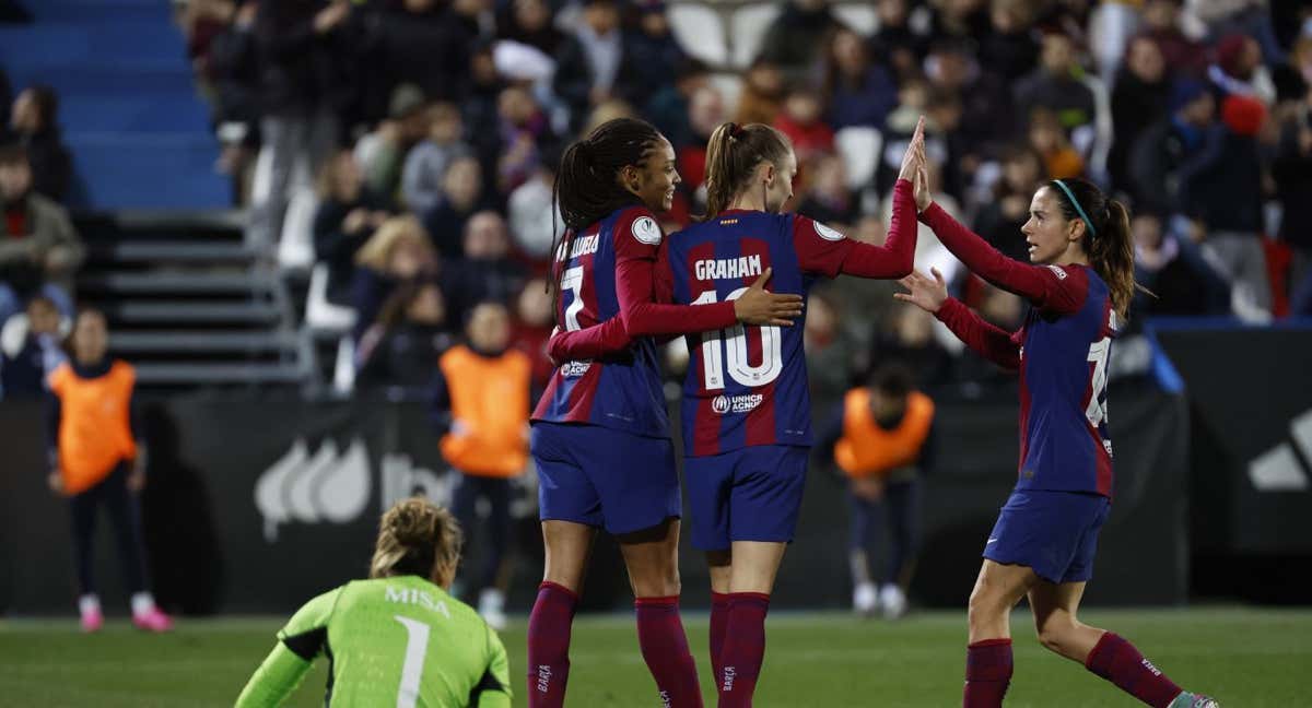 Jugadoras del Barcelona celebran uno de los goles de otra victoria sobre el Real Madrid, esta vez en la Supercopa 2024. /EFE