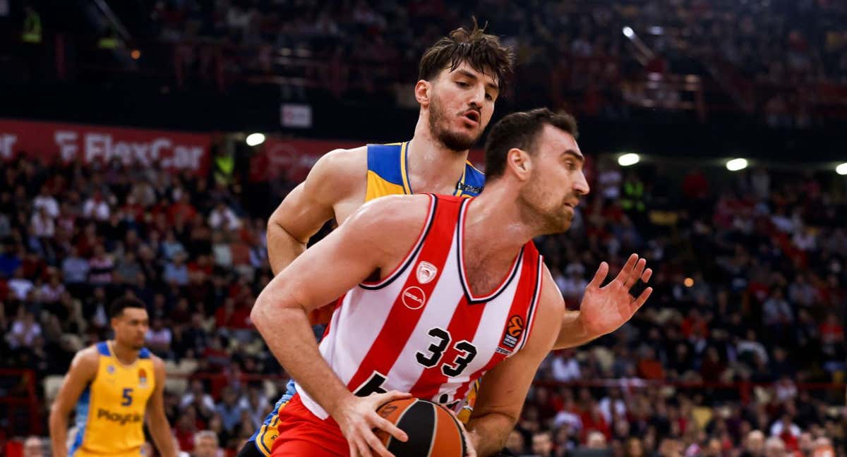 Nikola Milutinov, durante el partido ante Maccabi Tel Aviv. /EFE