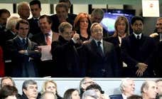 El palco del Real Madrid, entre el 'mamoneo' y el asador de pollos: «Florentino Pérez lo gestiona; saluda a todos y vacila mucho, a mí me llamaba 'Little Kennedy'»