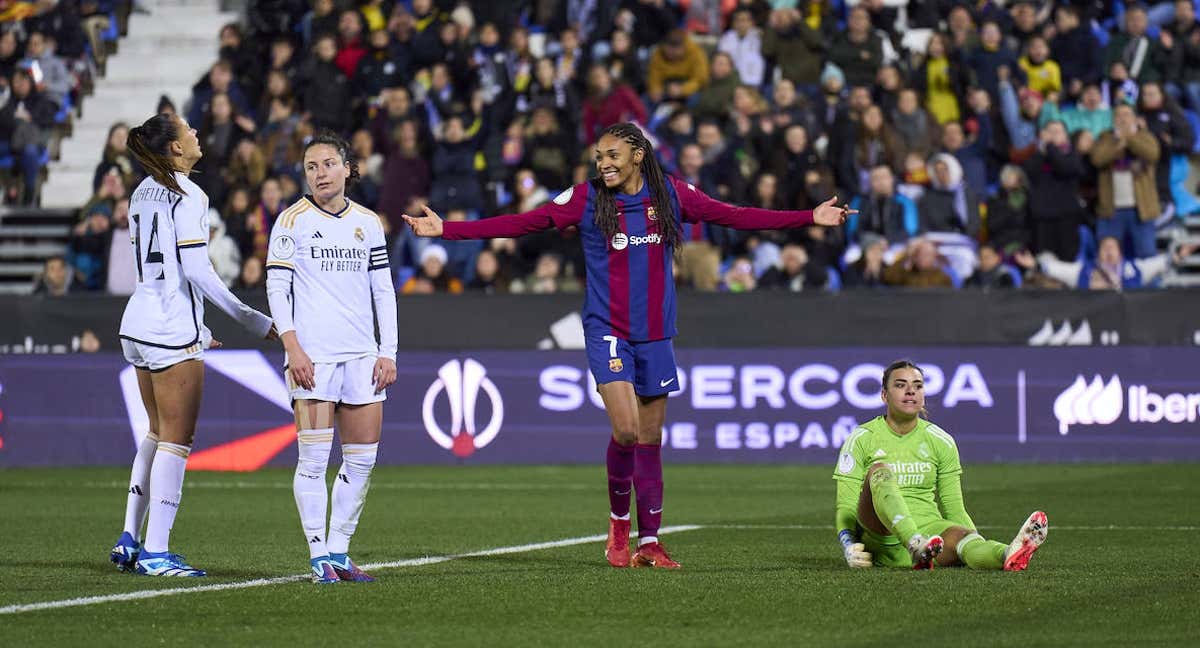 Las jugadoras del Real Madrid se resignan tras uno de los goles del Barça. /RFEF