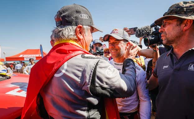 Loeb felicita a Sainz tras ganar el Rally Dakar 2024.  A.S.O./F.Lefloc'h/DPPI