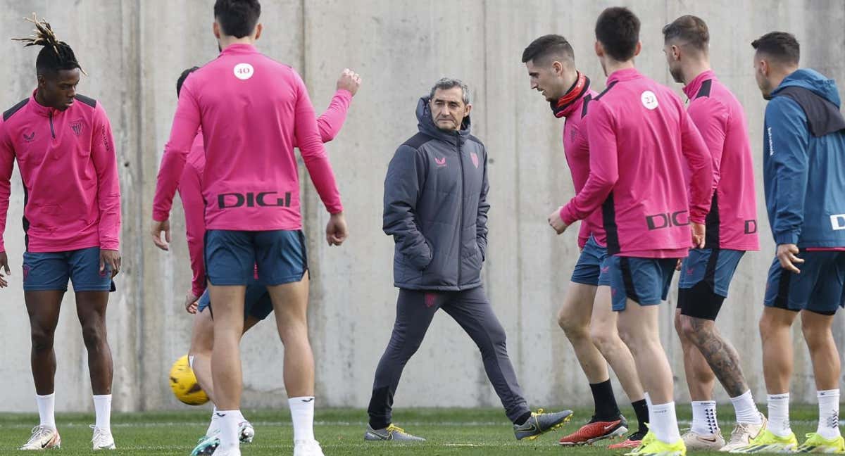 Valverde observa el entrenamiento de su equipo en Lezama./EFE