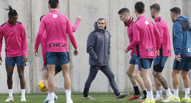 Valverde observa el entrenamiento de su equipo en Lezama.