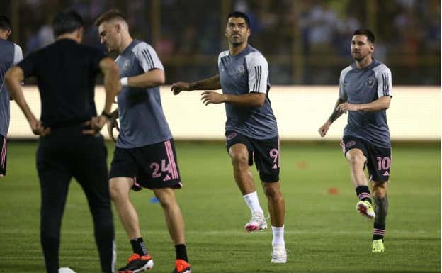 Messi y Suárez en el calentamiento previo al partido contra El Salvador. Reuters