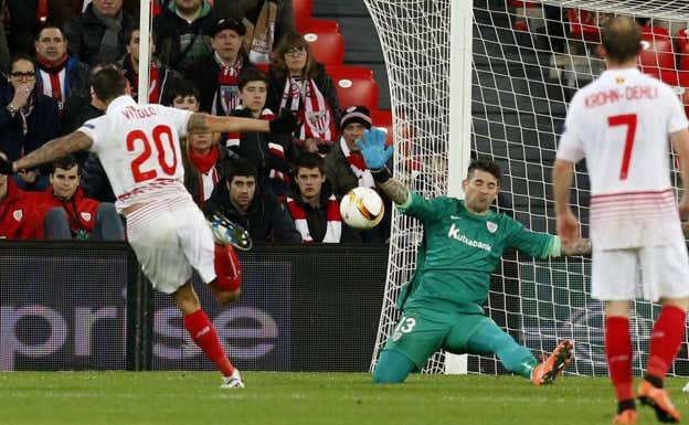 Una acción de la eliminatoria de cuartos de final de Europa League 15-15 ante el Sevilla. Archivo