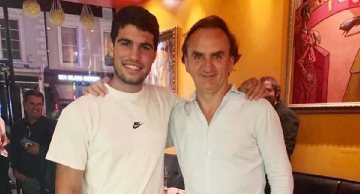 Carlos Alcaraz junto a Abel Lusa, dueño de Cambio de Tercio, durante una visita al local que tiene en Wimbledon. /RELEVO