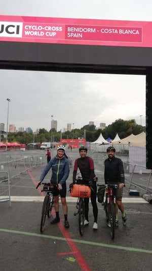 La organización les permitió fotografiarse en el arco de meta.