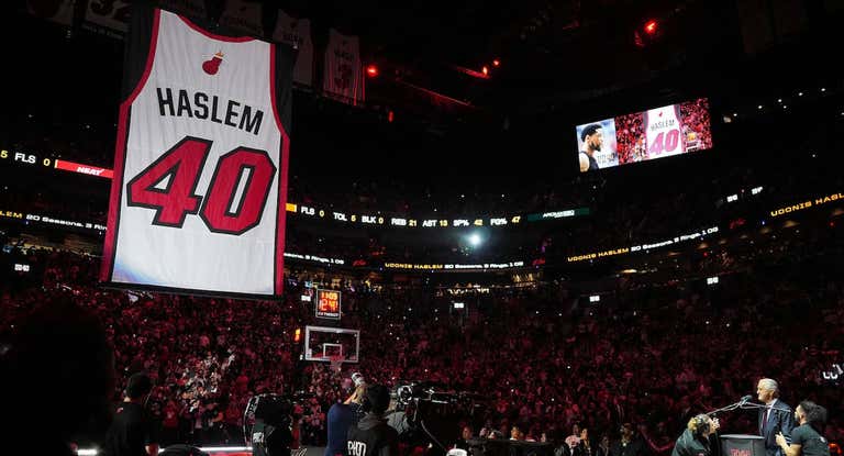 La camiseta de Udonis Haslem en el pabellón de los Heat.